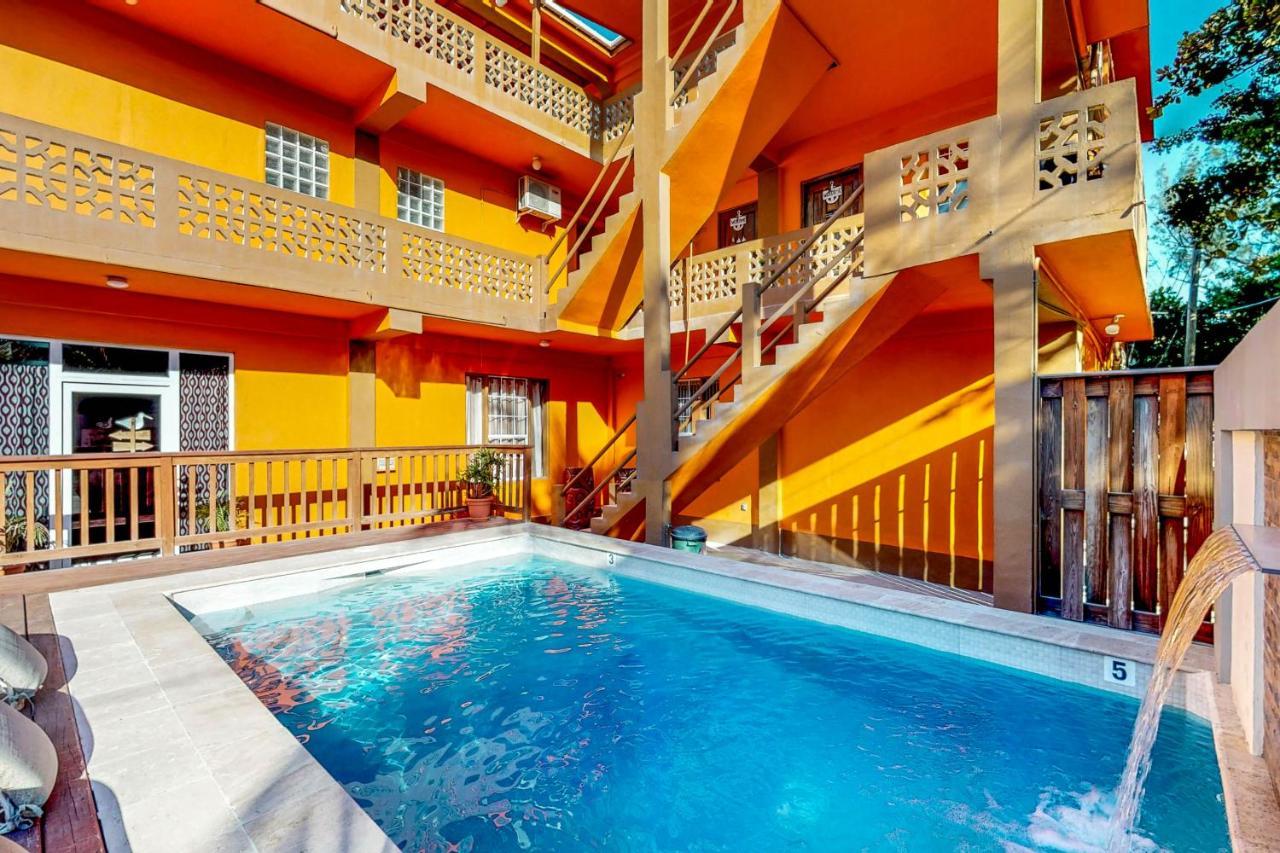 Hummingbird Home Suites Сан Педро Екстериор снимка
