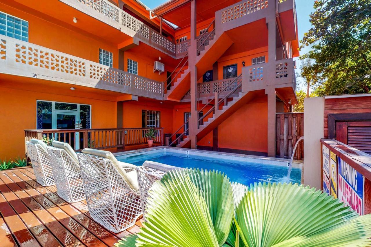 Hummingbird Home Suites Сан Педро Екстериор снимка
